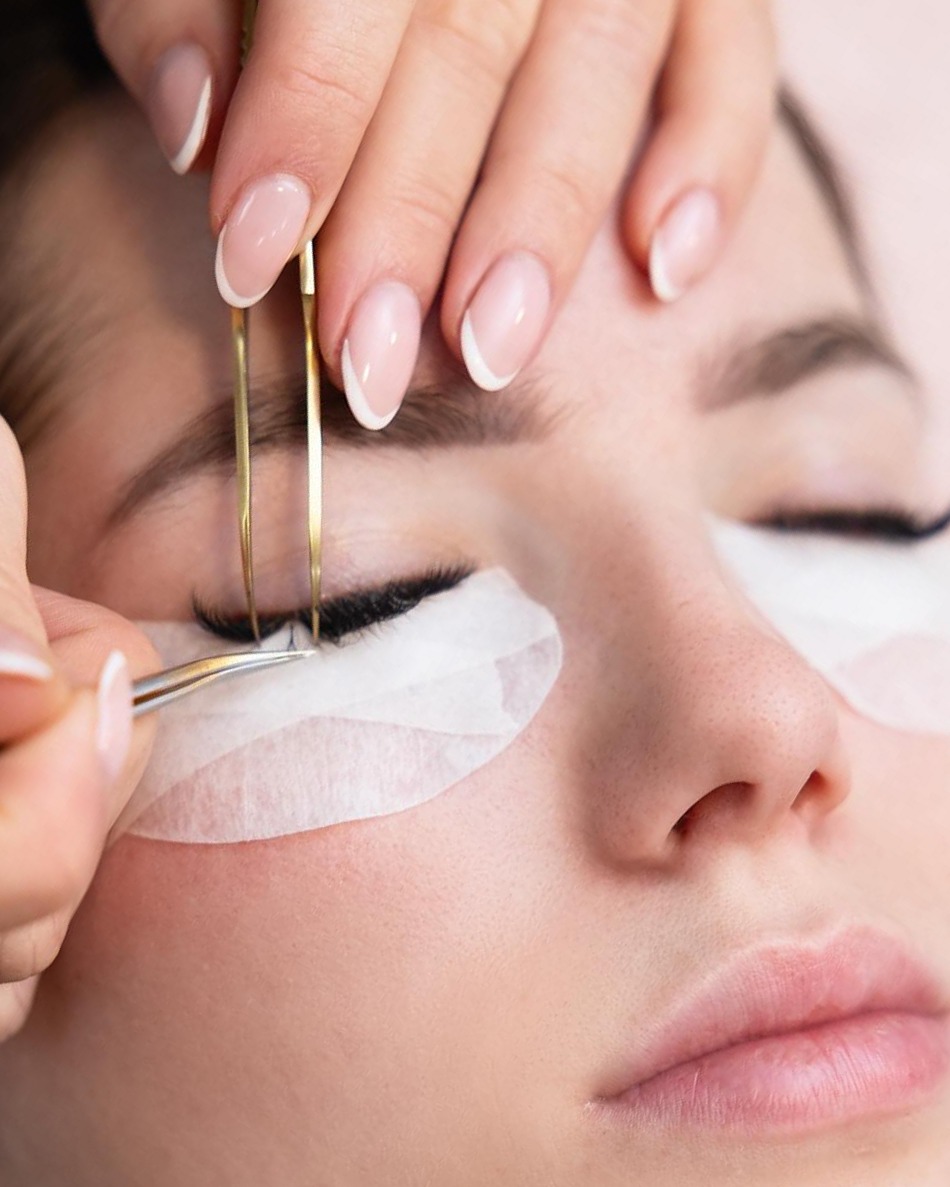 Close-up van het zetten van wimperextensions met een pincet
